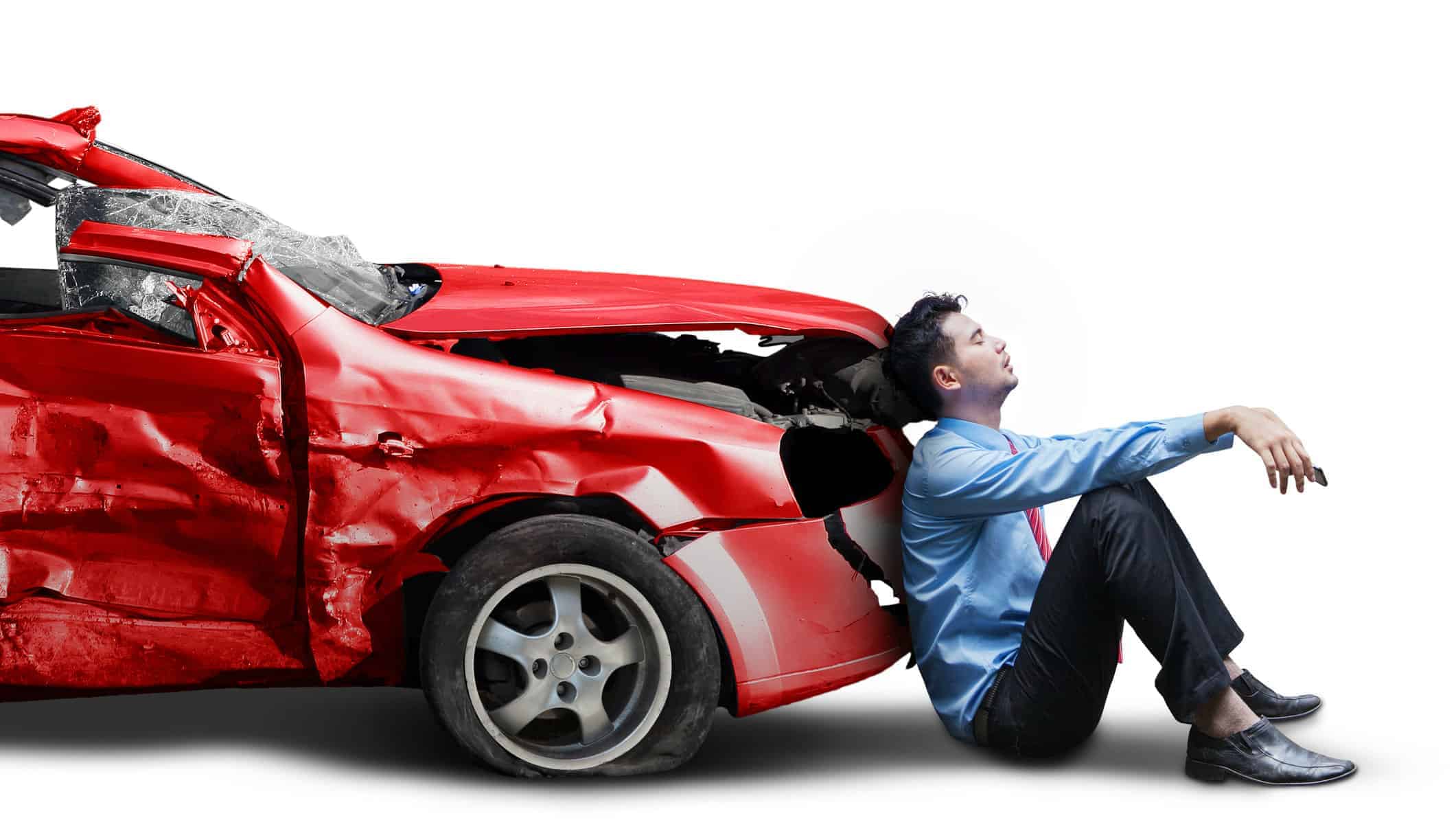 تصویر یک خودروی قرمز را نشان می‌دهد که در یک تصادف آسیب دیده است. بخش جلوی خودرو به شدت فشرده و آسیب دیده است. در کنار خودرو، یک فرد با لباس‌های رسمی نشسته و به طور عمده به خودرو نگاه می‌کند. این تصویر ممکن است برای مقالات و مطالب مرتبط با بیمه بدنه خودرو مناسب باشد، زیرا نشان‌دهنده آسیب‌های احتمالی است که در صورت وقوع تصادف به خودرو وارد می‌شود. این تصویر همچنین می‌تواند احساساتی مانند ناراحتی، تاسف، ترس یا نگرانی را در خواننده برانگیزد. این تصویر می‌تواند به خواننده یادآوری کند که چقدر مهم است که خودروی خود را با بیمه بدنه محافظت کند و در صورت بروز هرگونه حادثه، از حقوق خود استفاده کند.