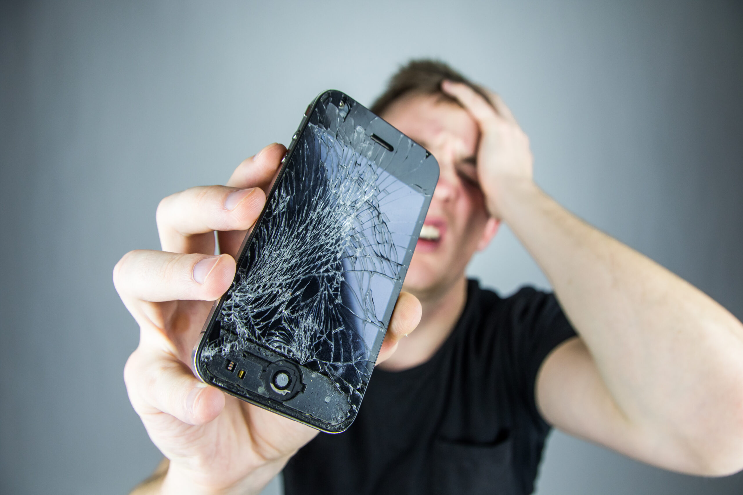 در تصویر مشاهده می‌شود که یک مرد جوان با نگرانی و ناامیدی به گوشی هوشمند شکسته خود نگاه می‌کند. این صحنه نمایانگر اهمیت بیمه موبایل است که می‌تواند در چنین مواقعی به کاربران کمک کند تا از پس هزینه‌های تعمیر یا تعویض دستگاه‌های گران‌قیمت خود برآیند. بیمه موبایل به مصرف‌کنندگان این اطمینان را می‌دهد که در صورت بروز حوادثی مانند شکستگی صفحه نمایش، آسیب‌های ناشی از آب، یا سرقت، می‌توانند برای جبران خسارت اقدام کنند. این تصویر تأکید می‌کند که چگونه بیمه موبایل می‌تواند به کاهش استرس و نگرانی‌های مالی ناشی از آسیب‌های احتمالی کمک کند.